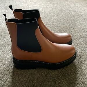 NWOB Marc Fisher Chelsea Boots 9.5 M